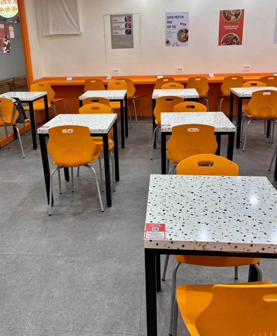 올라포케 강남점 매장 내부 좌석