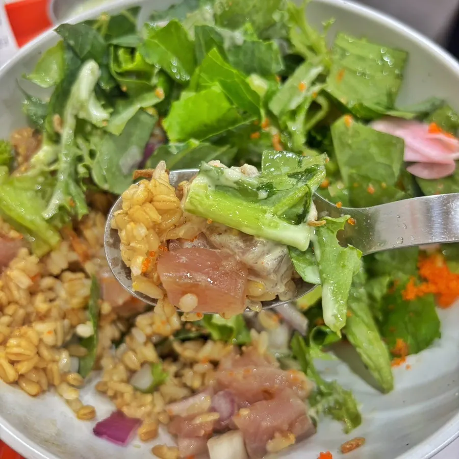 참치와 병아리콩이 섞인 포케 한 숟갈