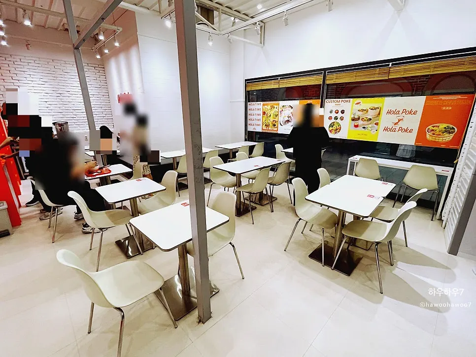 점심시간 전 손님이 있는 올라포케 매장 내부