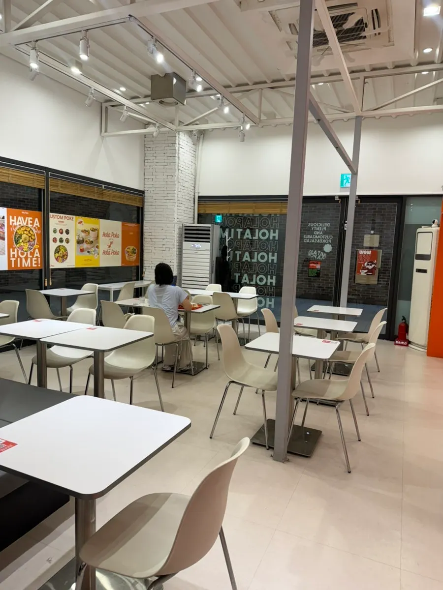 Delivery packaging preparation space at Olla Poke Munjeong Main Branch during lunchtime
