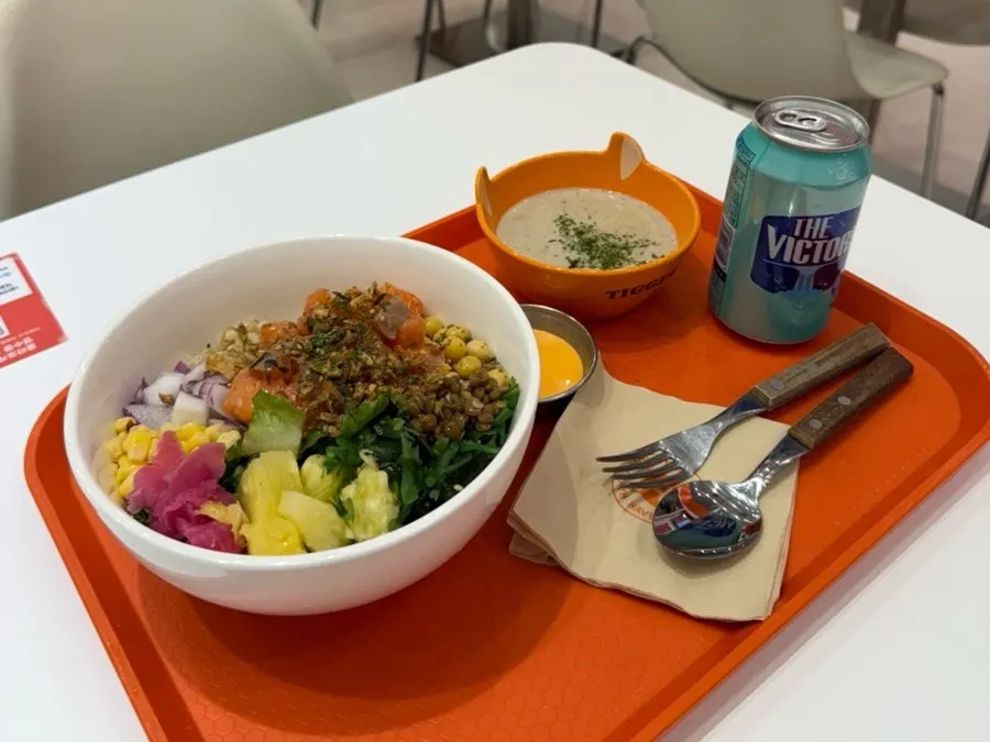 Table setting of the solo filling set with poke, soup and drink