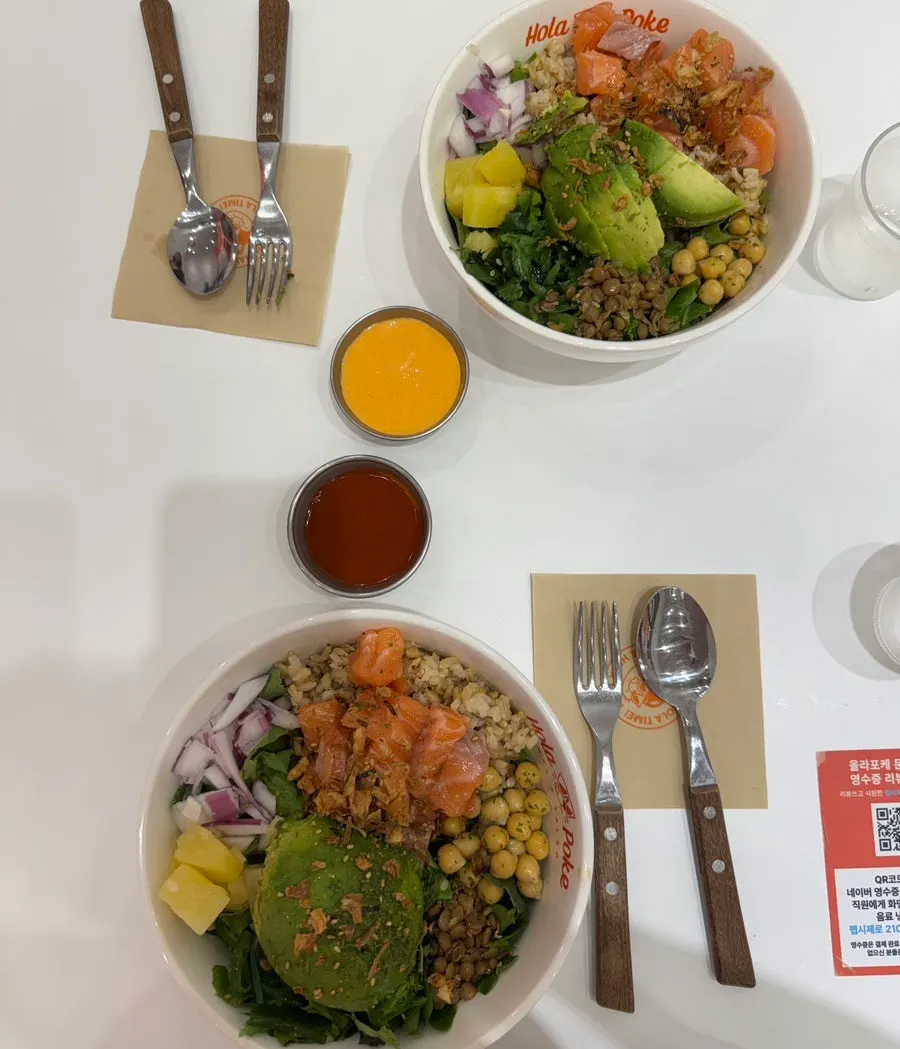 Dua mangkuk raw salmon poke dan buldak salmon poke
