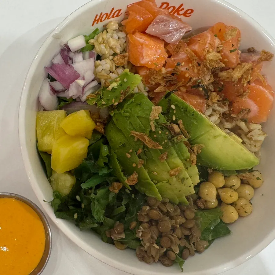 Raw salmon poke dengan saus sriracha mayo