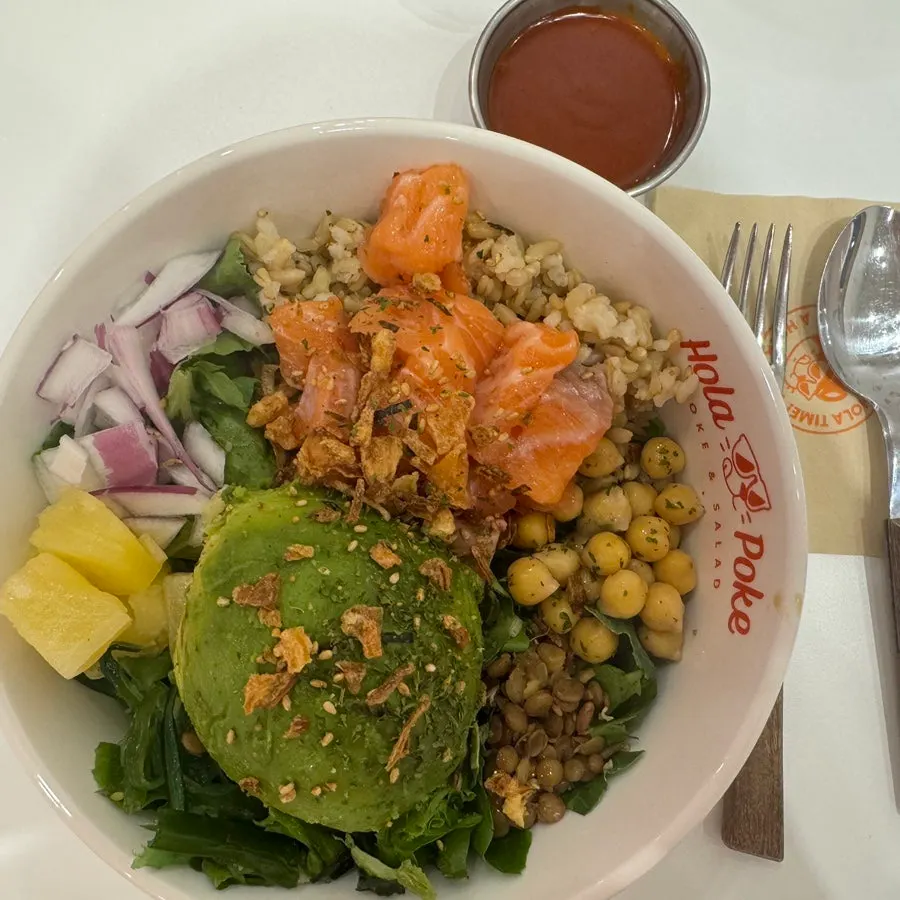 Buldak salmon poke dengan saus buldak dituangkan