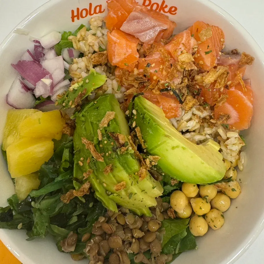 Topping salmon mentah tebal dari Olla Poke