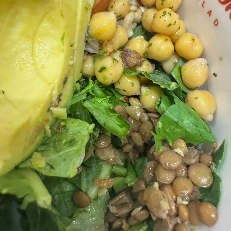 Sayuran poke dengan campuran lentil dan chickpea