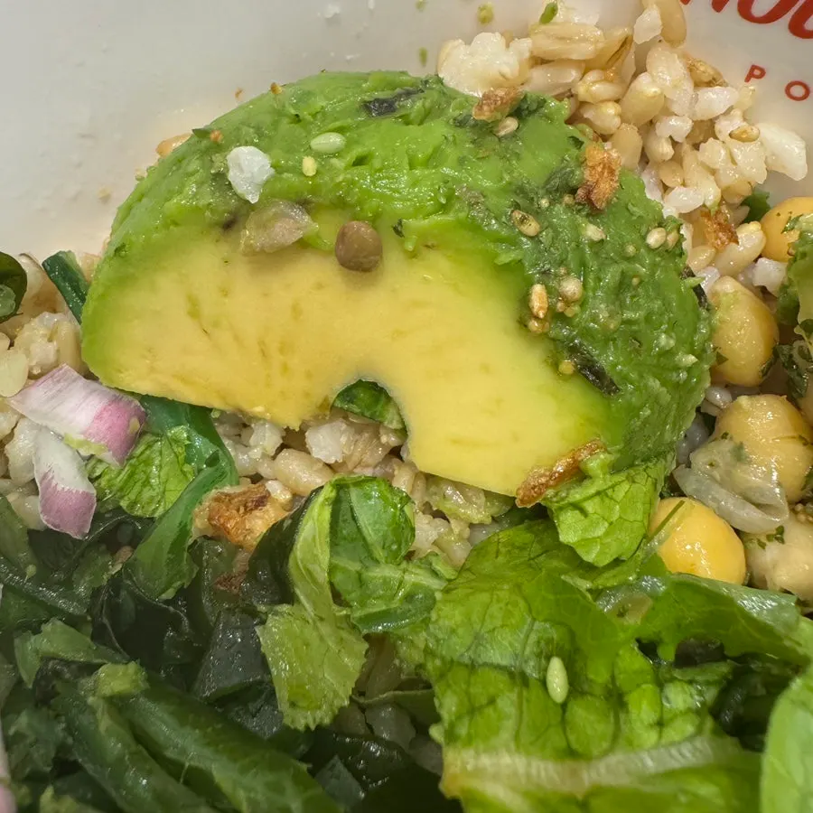 Salad dan nasi oat cokelat dengan rasio 5:5