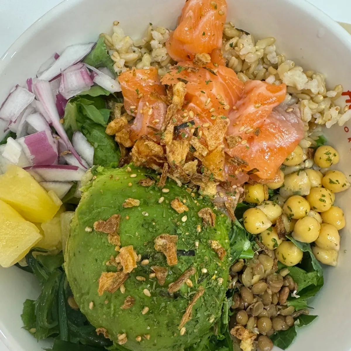 Semangkuk salmon poke dengan protein di atas 30g