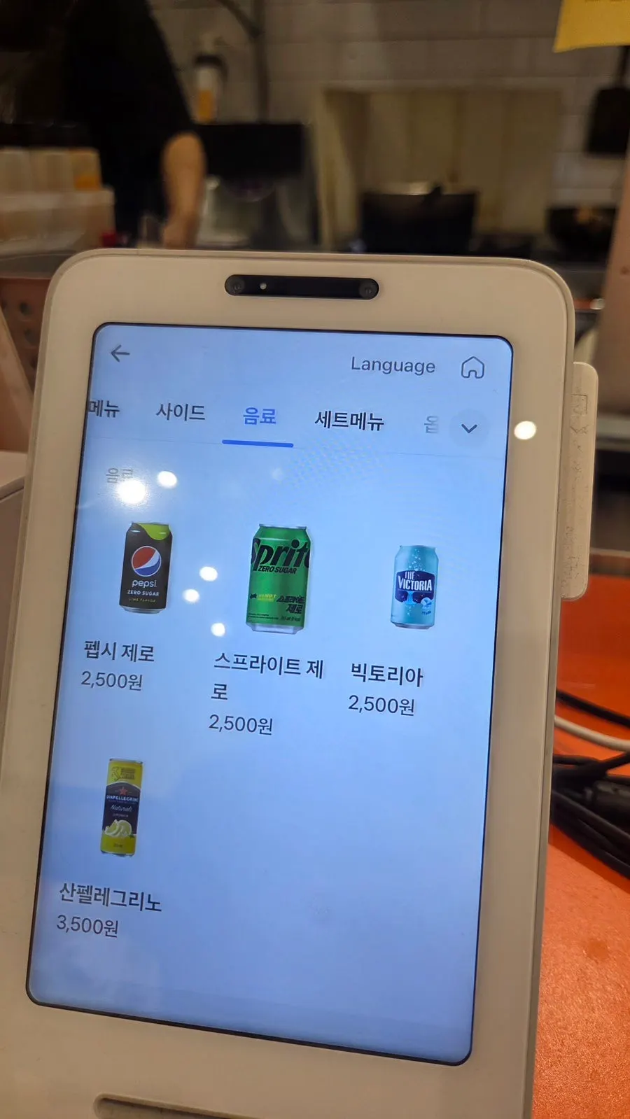 콘센트가 갖춰진 1인 테이블