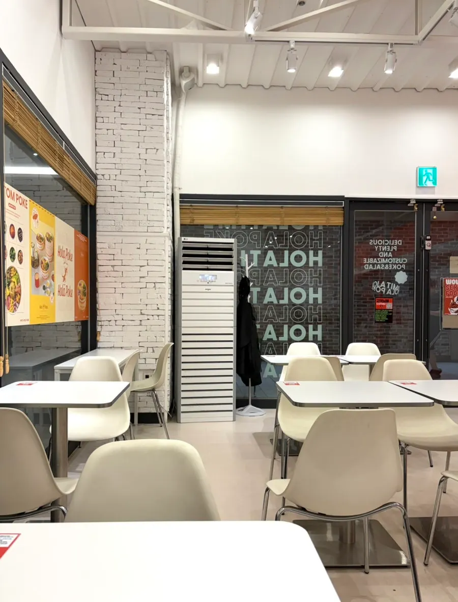 평일 오후 한가한 올라포케 매장 좌석