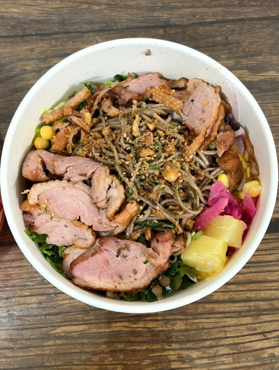 메밀면과 함께 비빈 훈제오리 포케
