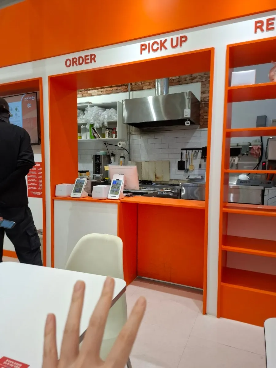 Table with an outlet at Olla Poke Munjeong Main Branch