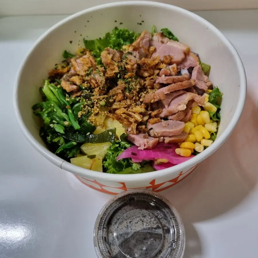 Semangkuk poke di Ola Poke Samseong Branch