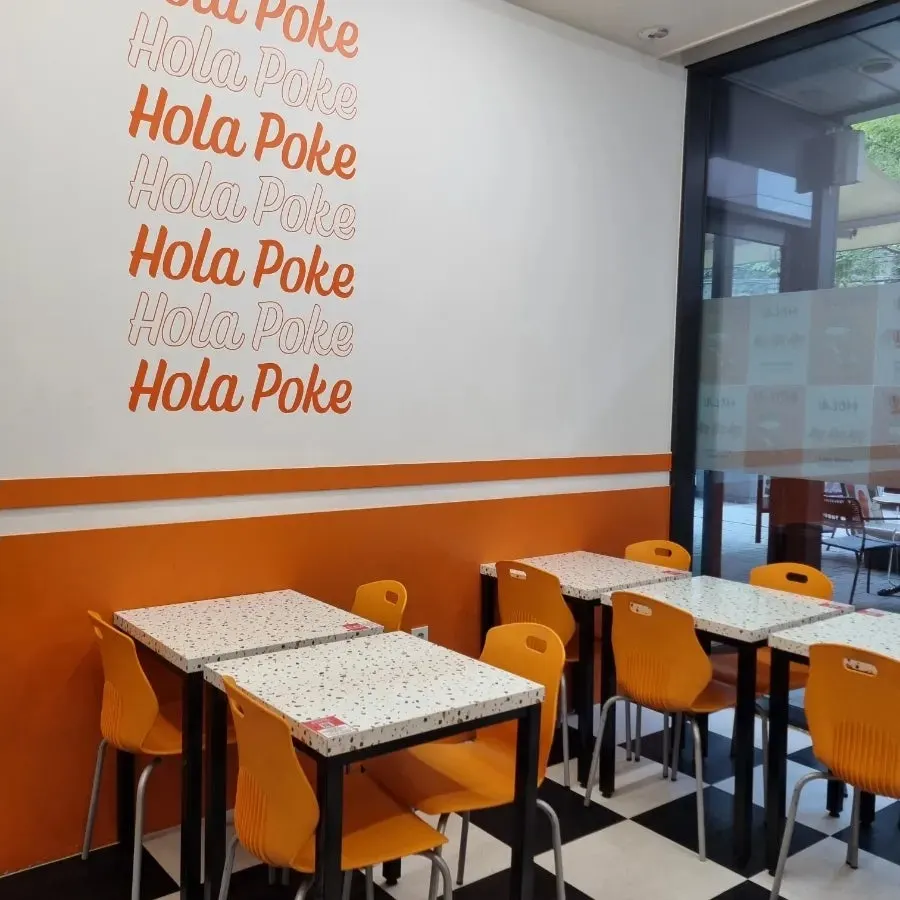 Self bar Ola Poke berisi air lemon dan saus