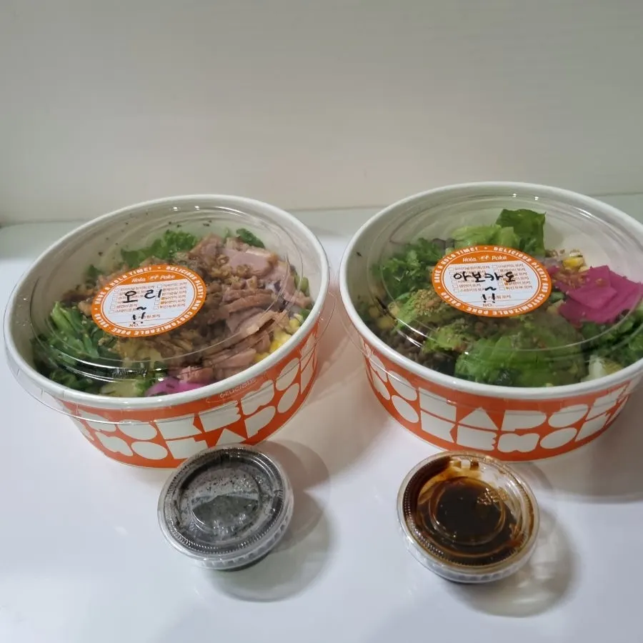 Dua mangkuk poke di Ola Poke Samseong Branch