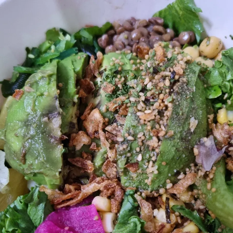 Close-up poke alpukat dengan base salad