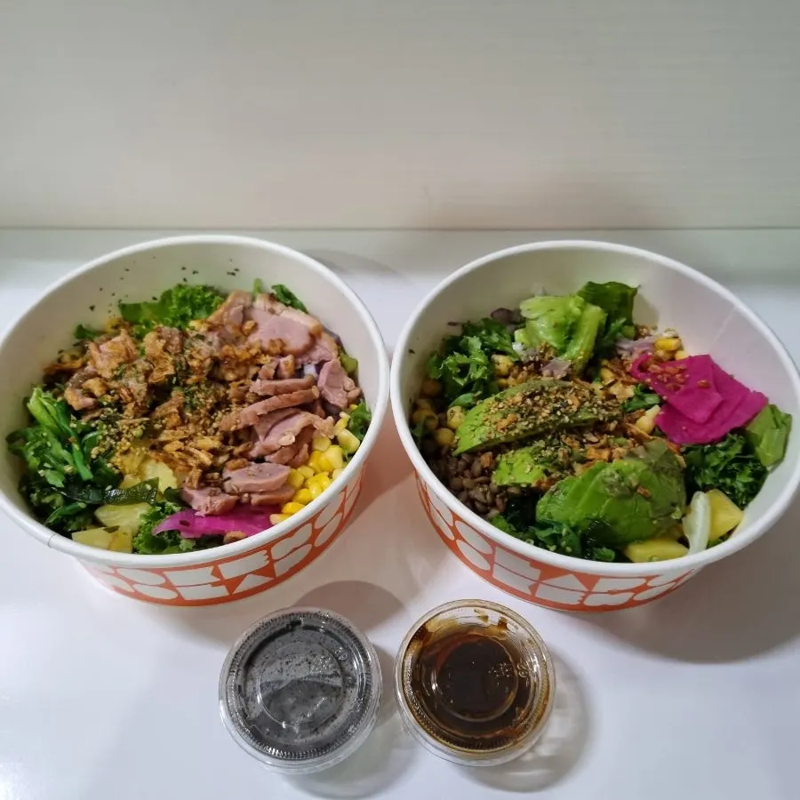 Satu set hidangan poke di Ola Poke Samseong Branch