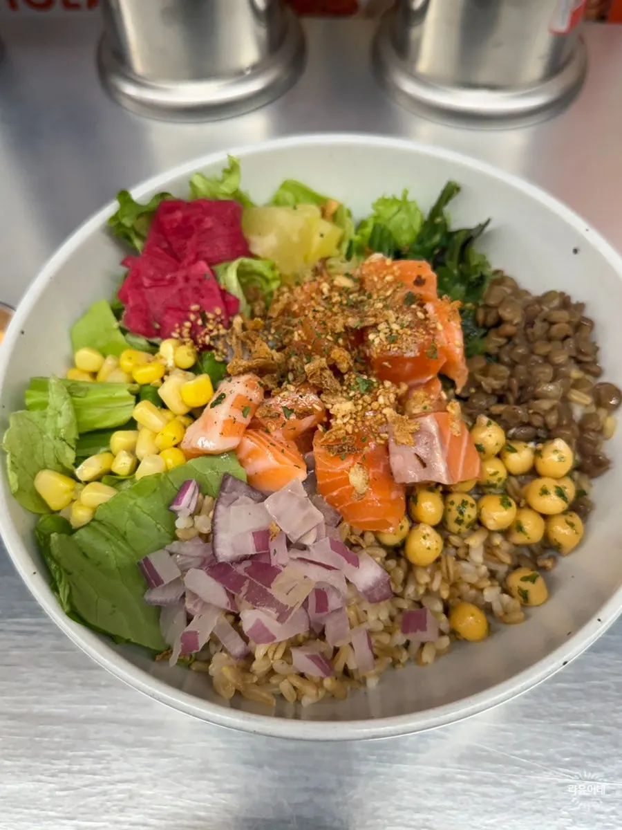 A lunch bowl of salmon poke at Ola Poke Samseong Branch