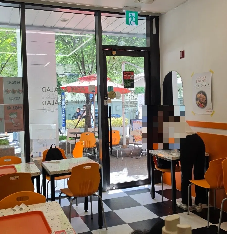 Comfortably spaced table seating at Ola Poke Samseong Branch