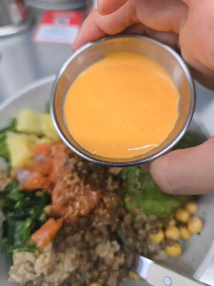 칠리마요 소스를 뿌린 연어포케