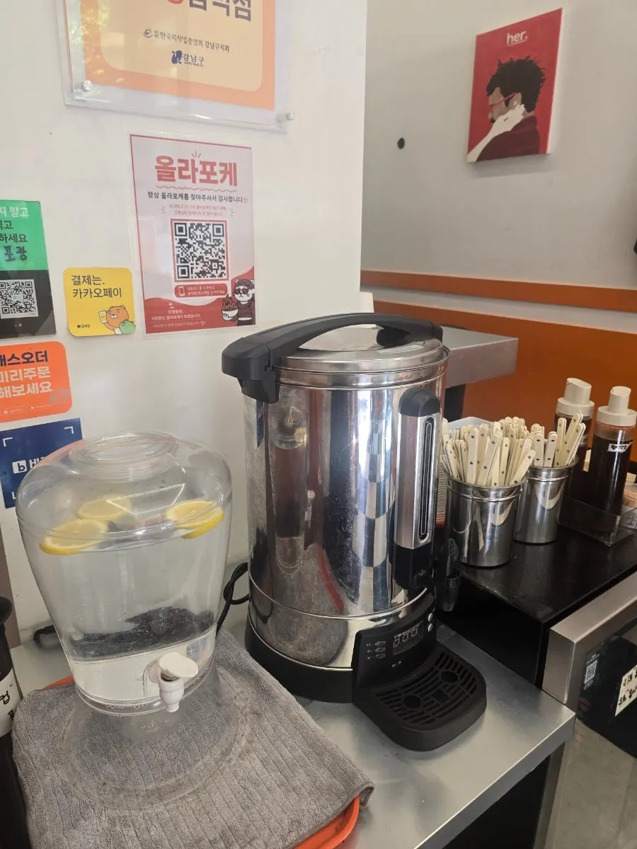 매장에 준비된 무료 차 코너