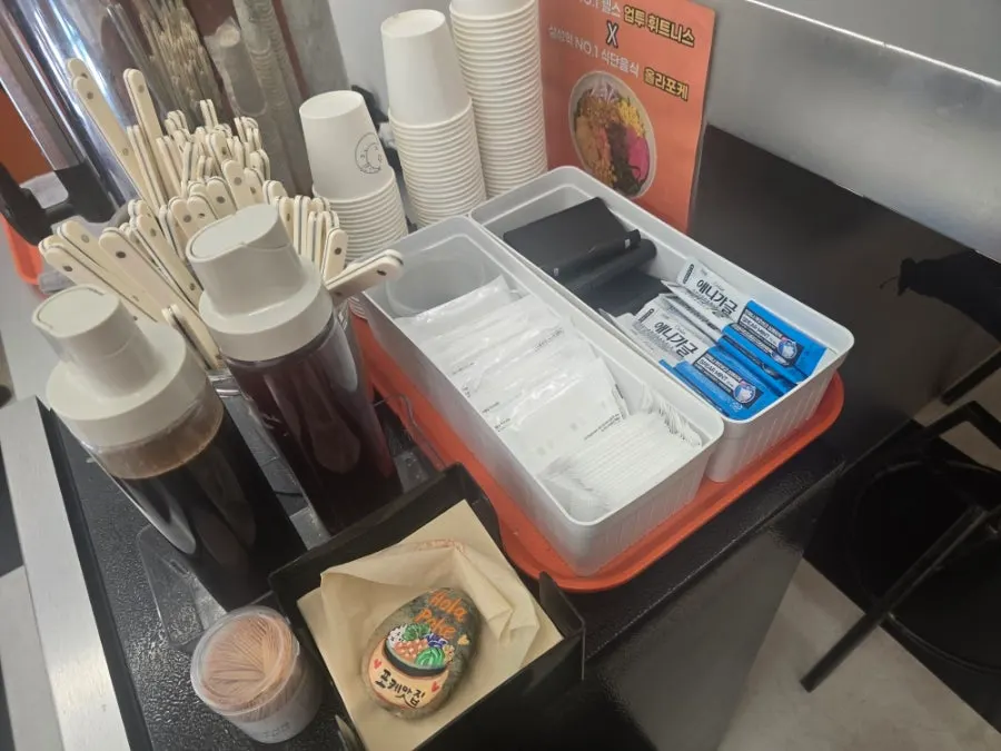 포케와 함께 마신 따뜻한 차 한 잔