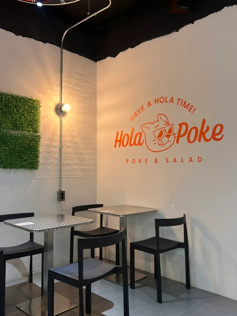 Seating layout at Olla Poke Seocho Gyodae Branch