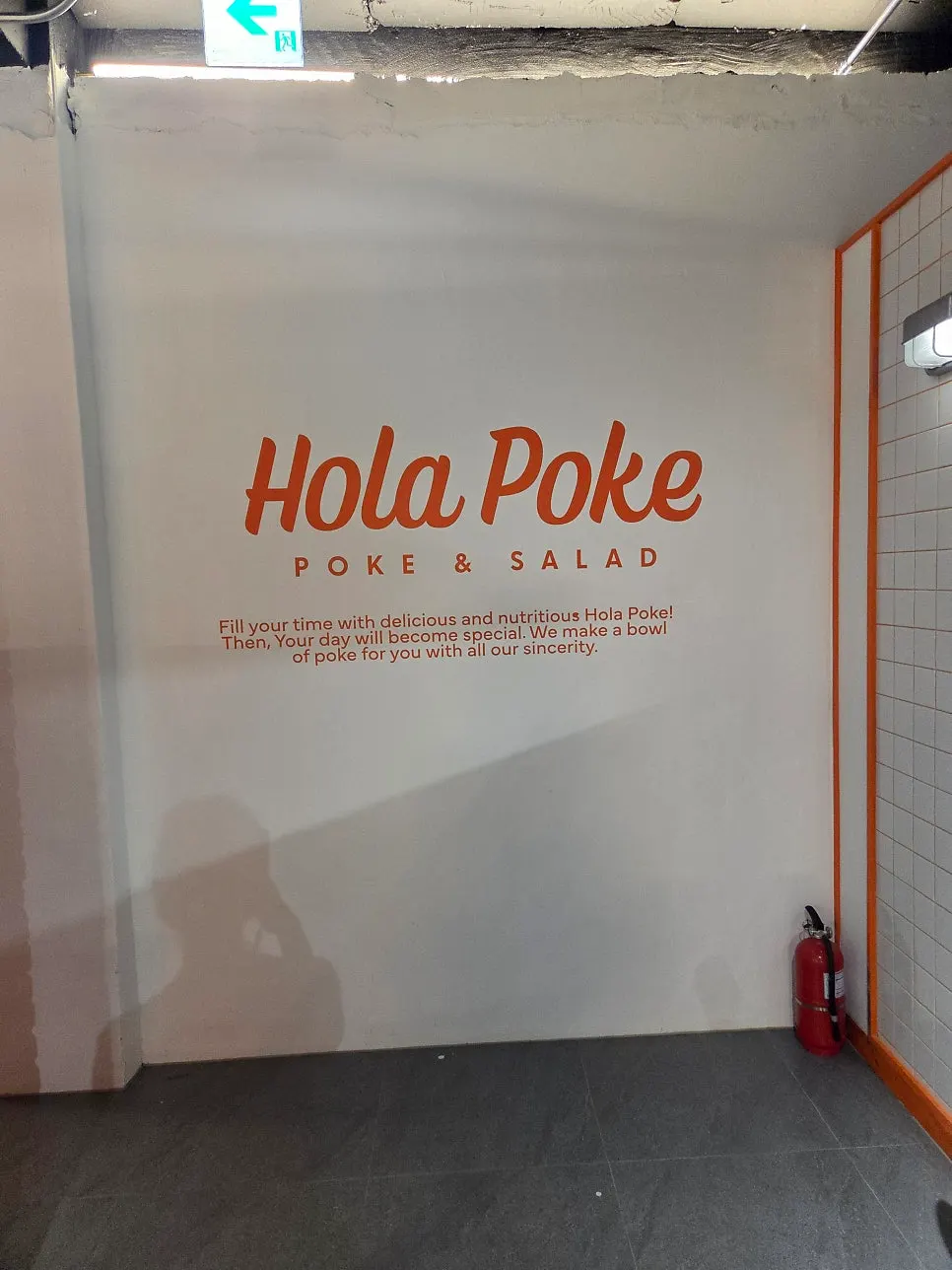 Solo-dining-friendly seating at Olla Poke Seocho Gyodae Branch