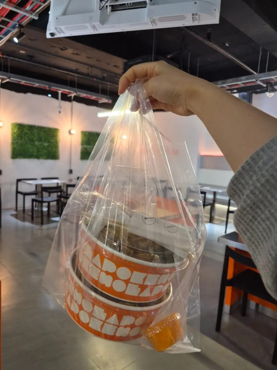 포장해 온 포케 두 개