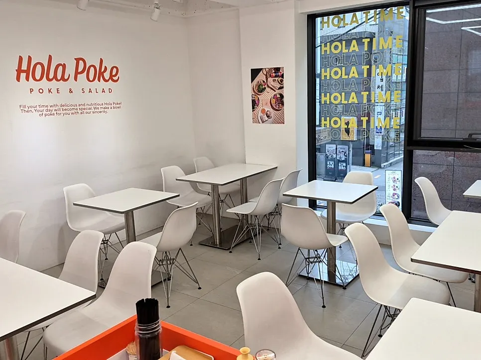 Seating at Hola Poke Seolleung Branch