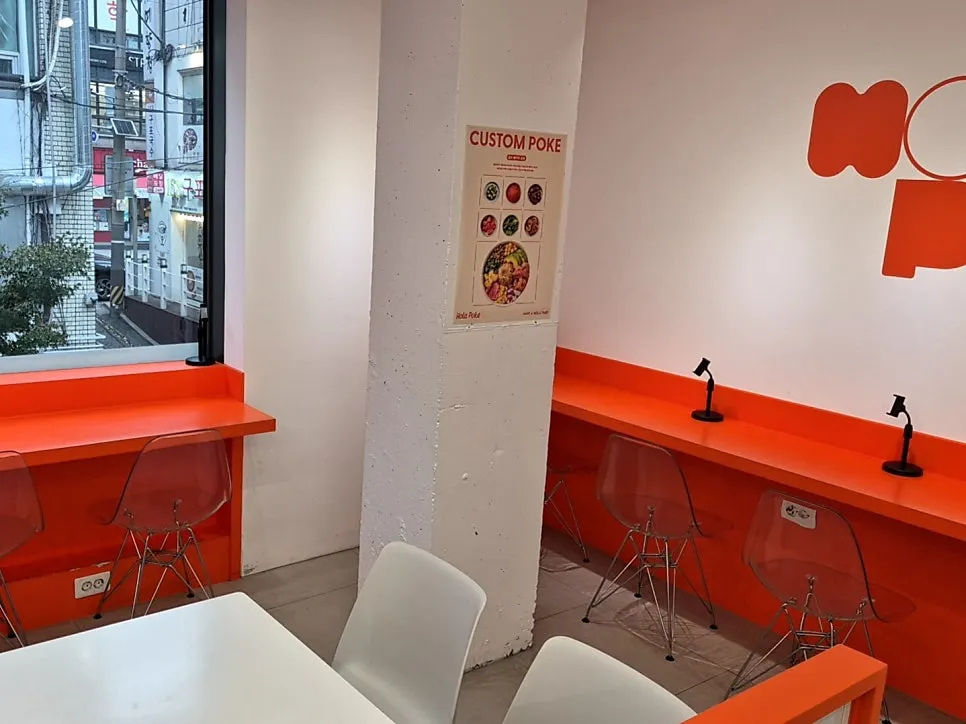 The dining hall at Hola Poke Seolleung Branch with plenty of seats