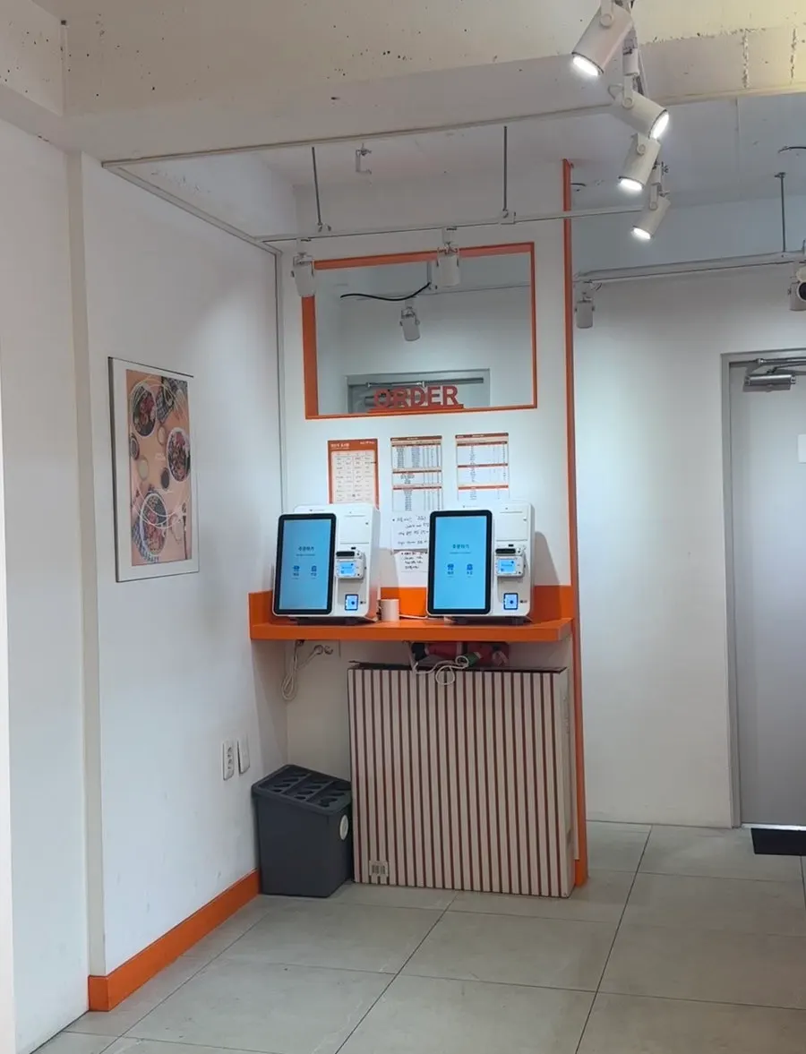 Clean interior of Hola Poke Seolleung Branch with solo seating