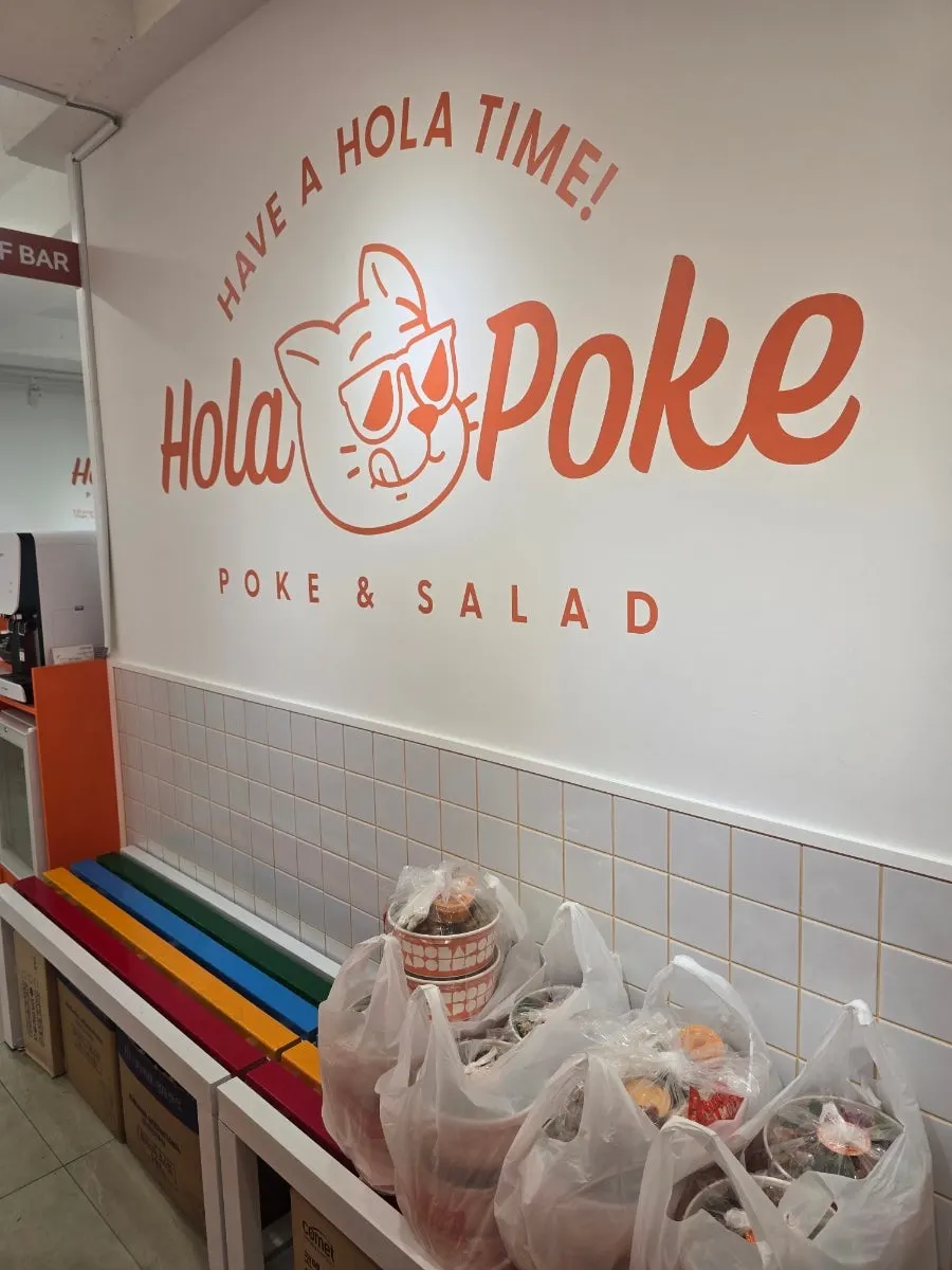 Hola Poke Seolleung Branch during lunchtime