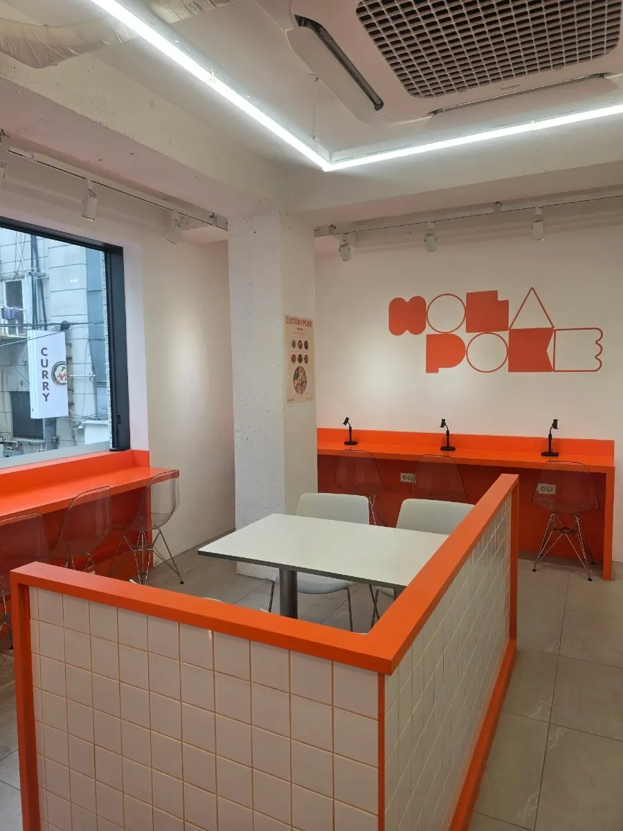Interior of Hola Poke Seolleung Branch during a quiet hour