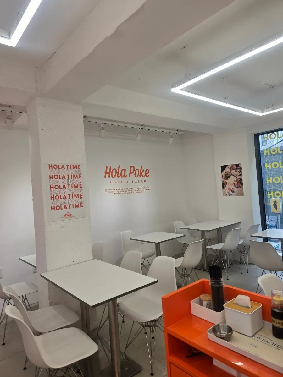 Neatly kept seating at Hola Poke Seolleung Branch
