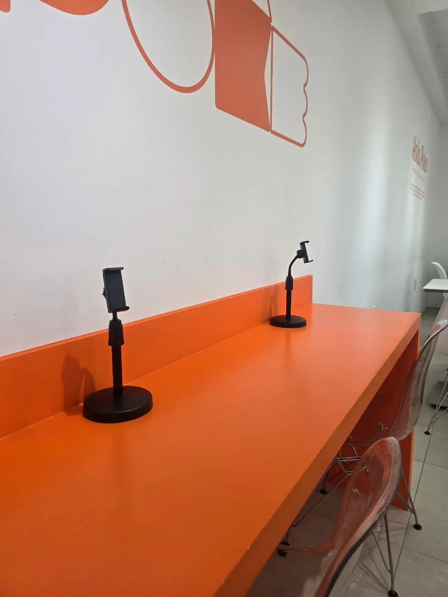 Solo seating at Hola Poke Seolleung Branch