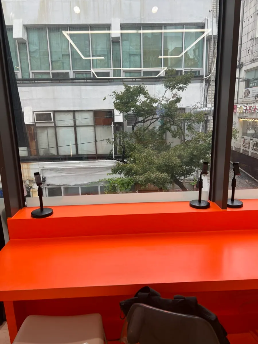 Solo dining seats at Hola Poke Seolleung Branch