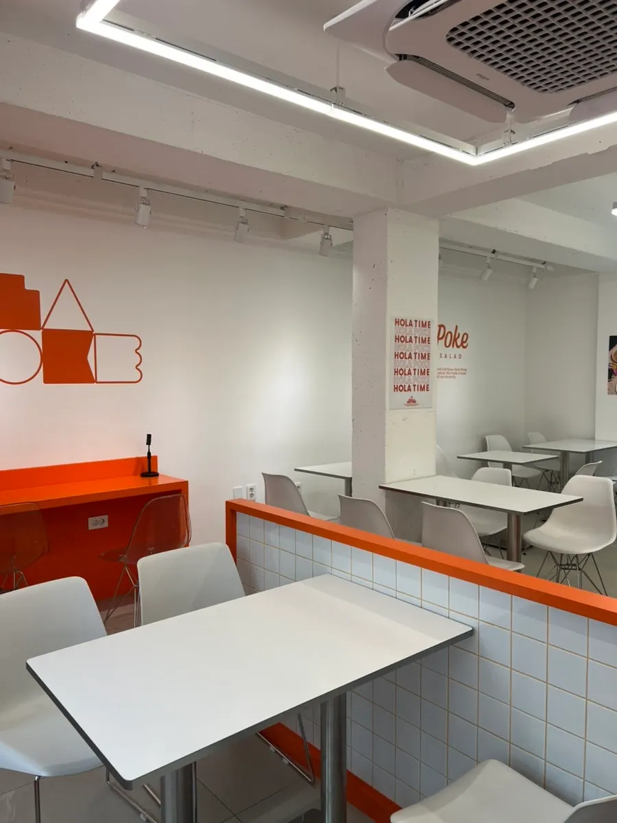 Table seating at Hola Poke Seolleung Branch