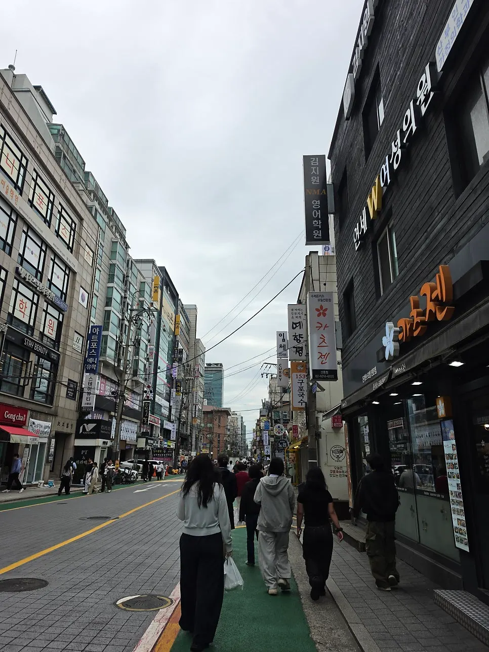 Exterior of the alley on Seolleung-ro 86-gil where Hola Poke Seolleung Branch is located