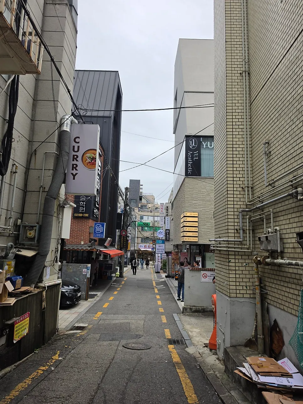 View of the alley in front of the Hola Poke Seolleung Branch building