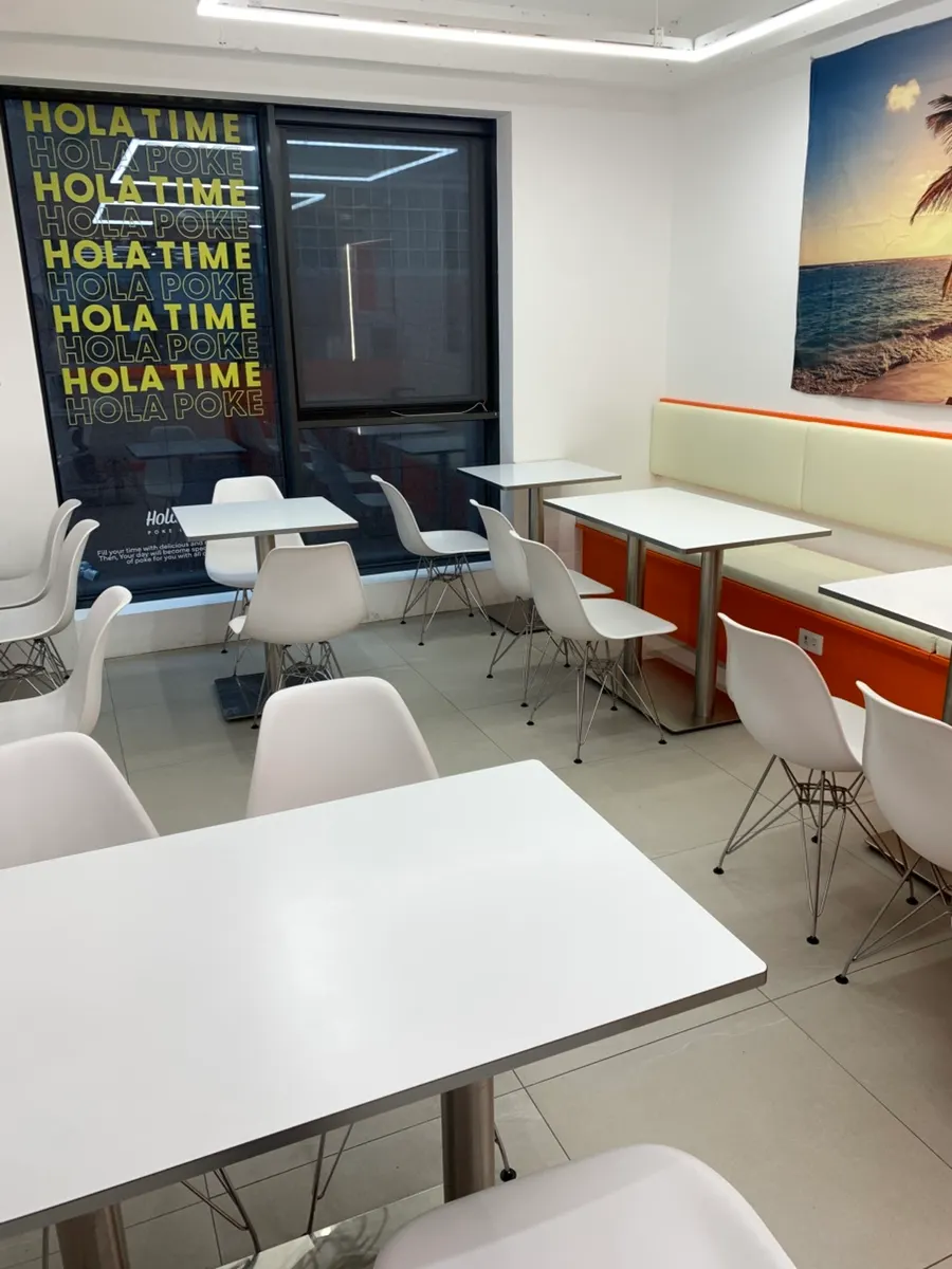 Seating layout with solo seats and 2-person tables