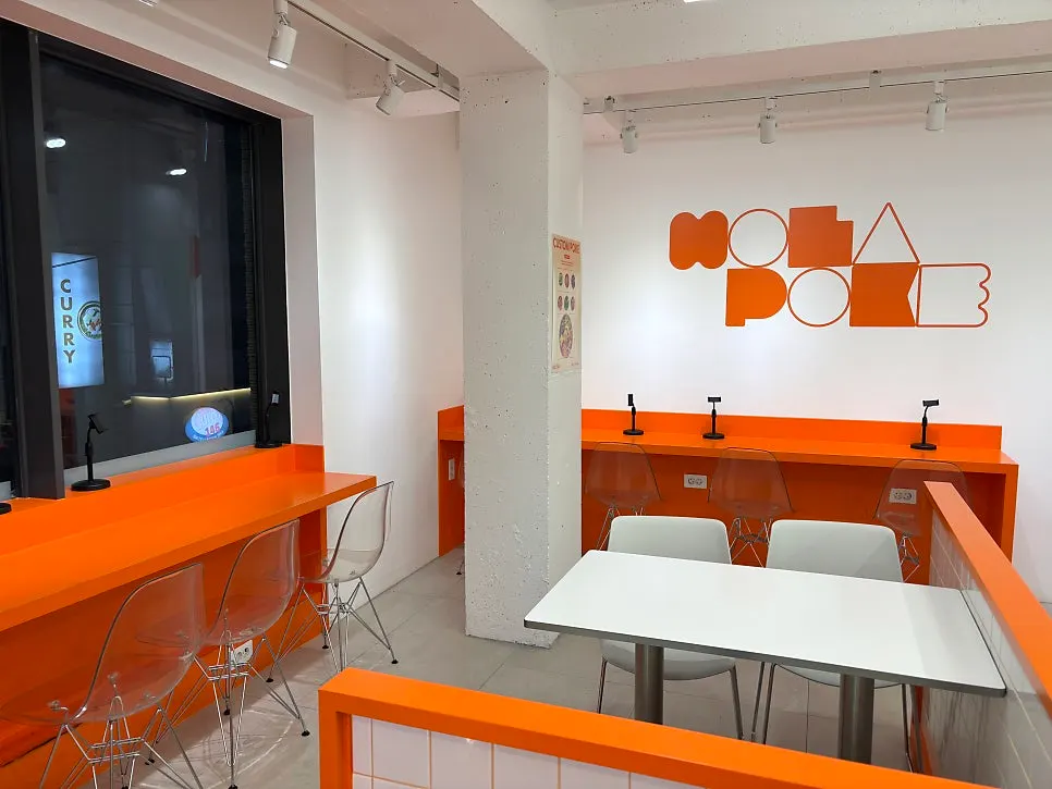 Seating suitable for solo dining at Hola Poke Seolleung Branch