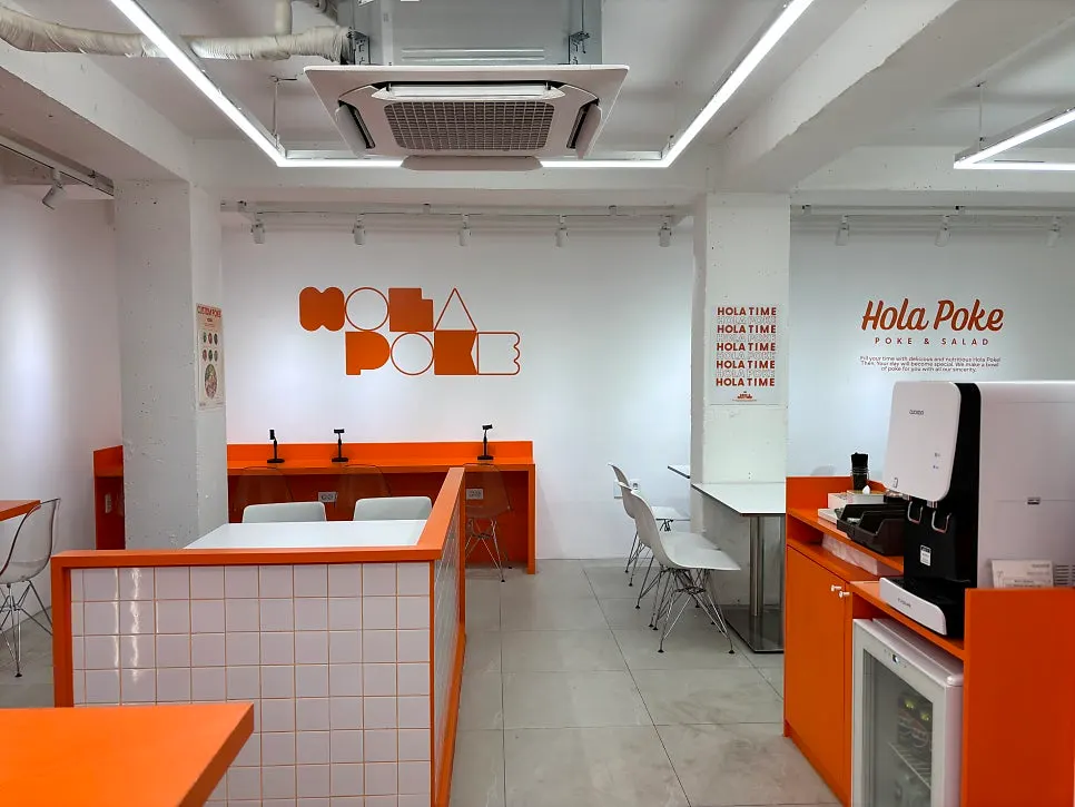 Spacious dining area at Hola Poke Seolleung Branch
