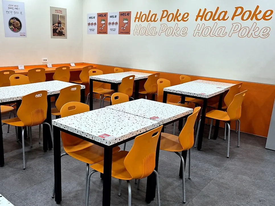 View in front of the entrance to Ola Poke Gangnam