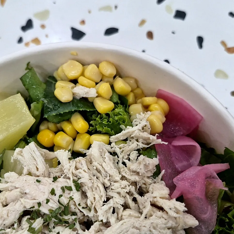 Poke topped with chicken breast and vegetable toppings