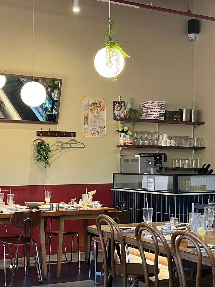 Interior restoran dengan jarak antar kursi yang lega
