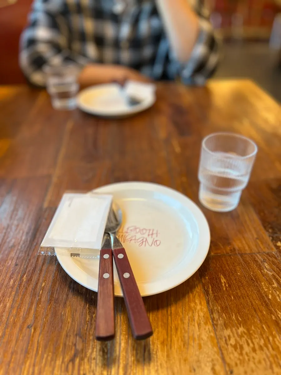 Peralatan makan dan tempat duduk yang sudah disiapkan