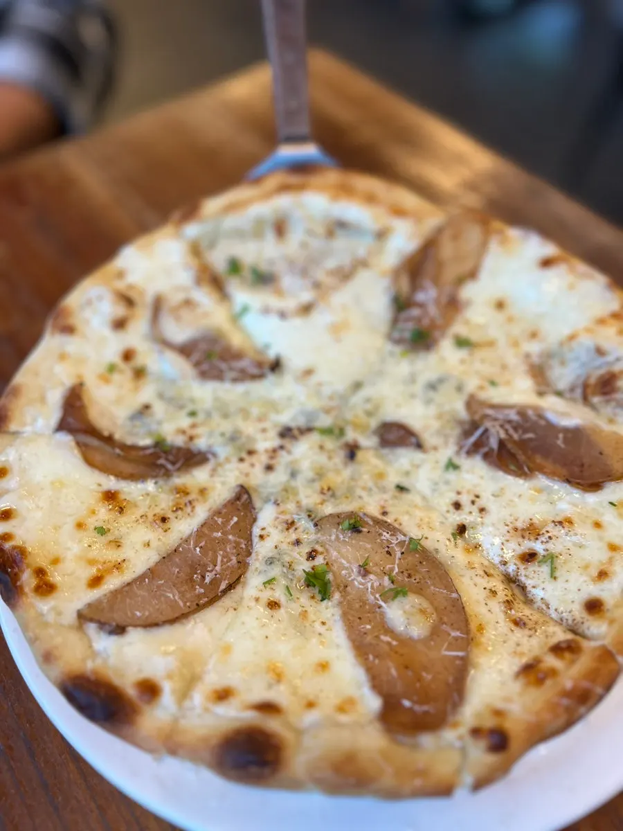 Cinnamon Pear Gorgonzola Pizza dengan irisan pir
