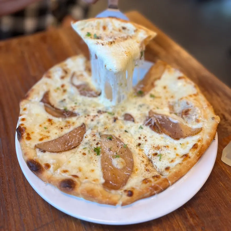 Pizza gorgonzola dengan adonan tipis dan renyah