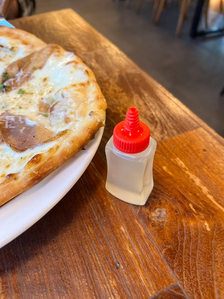 Close-up pizza dengan keju melimpah